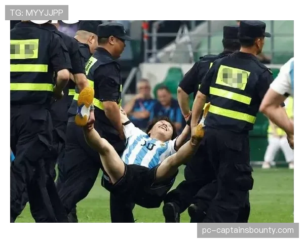 特写:小球迷冲入场内拥抱偶像,被保安带离时获全场掌声